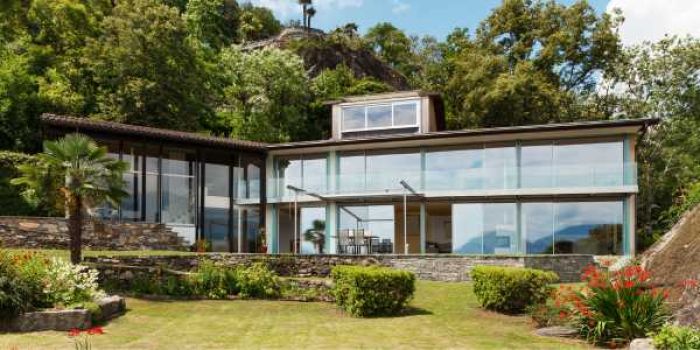 Người mệnh Đại Trạch Thổ hợp với hướng Đông và hướng Tây