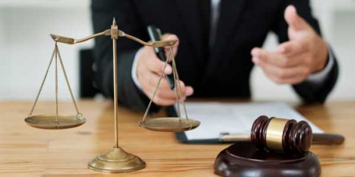 Người mệnh Tuyền Trung Thuỷ hợp với các công việc nghiên cứu chuyên sâu và học thuật như giáo sư, nhà phê bình, văn nghệ sĩ, luật sư