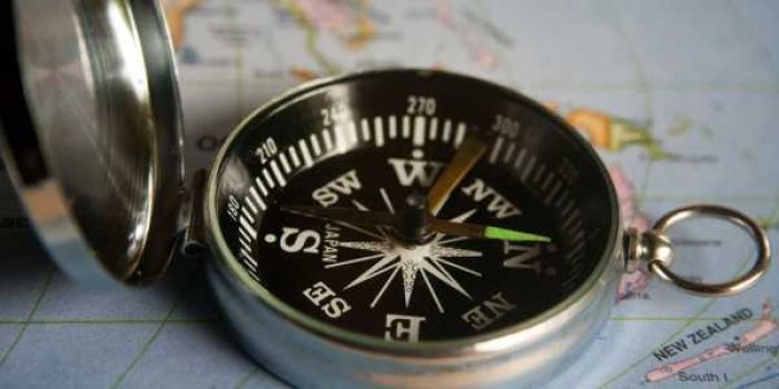 Hướng hợp với người thuộc mệnh Lư Trung Hoả là hướng Đông và hướng Nam