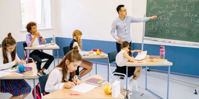 Người mệnh Ốc Thượng Thổ thích hợp làm các nghề như luật sư, giáo viên, thanh tra, giám sát,...